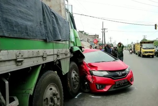 Truk Tabrak 5 Mobil