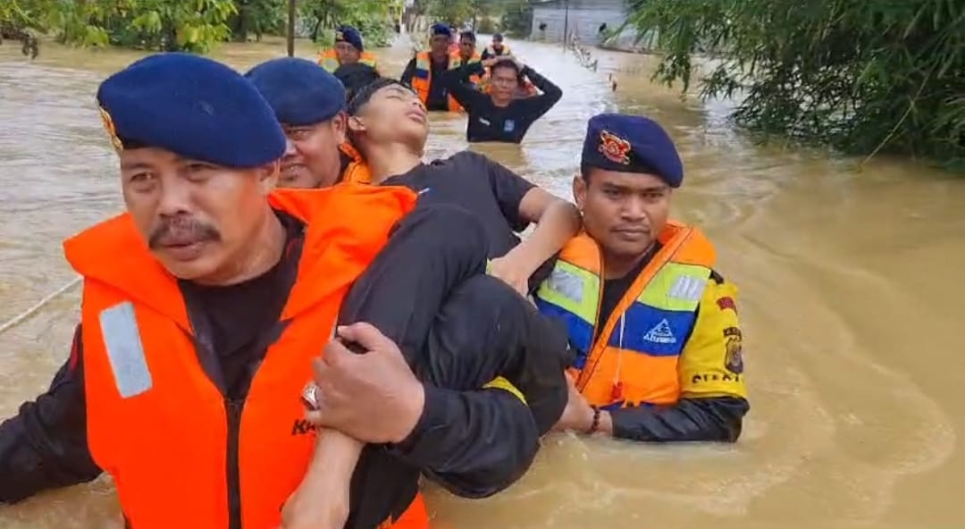 Brimob Evakuasi Korban Banjir