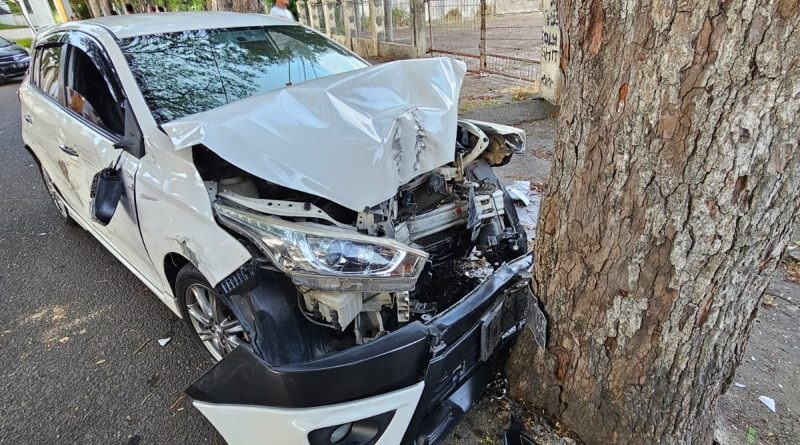 Hindari Mobil Lain, Toyota Yaris Tabrak Pohon Asam