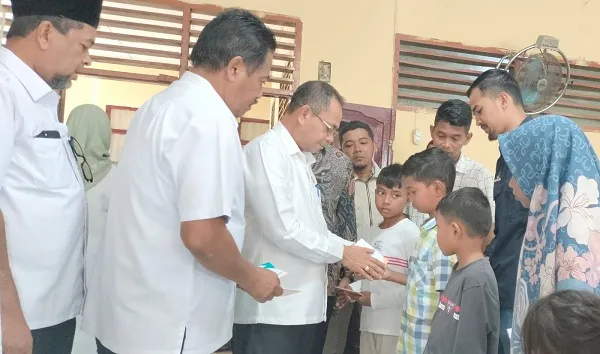 Sekda Pidie Serahkan Bantuan Untuk Anak Yatim Piatu