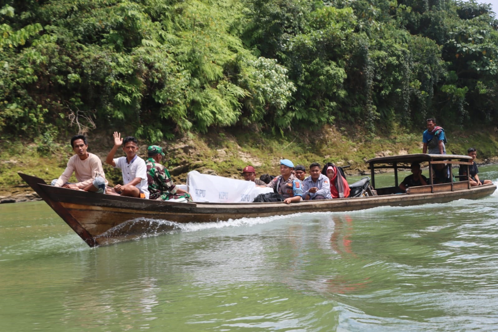 Ngeri-Ngeri Sedap Berjam-jam Arungi Sungai Ke TPS Terpencil Aceh Timur…