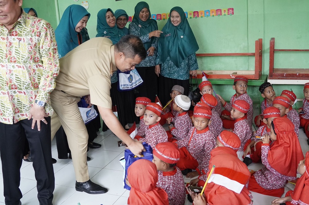 Pj Wali Kota Bersama Sekretaris TP PKK Sumut Bagikan Bingkisan Ke PAUD