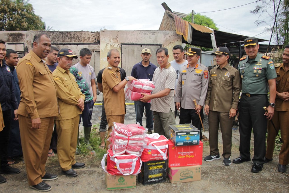 Kebakaran Di Aspol Lamteumen, Pj Wali Kota Serahkan Bantuan Masa Panik