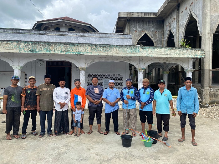 Tidak Pernah Lelah, BKPRMI Bersama Pemuda Bersih-bersih Masjid