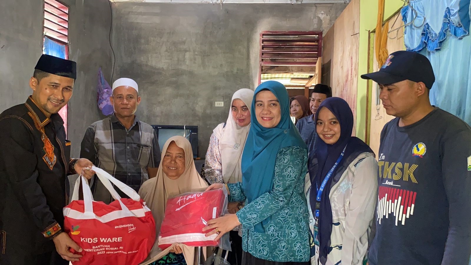 Pj Bupati Agara Didampingi Istri Salurkan Bantuan Kursi Roda Cerebral Palsy