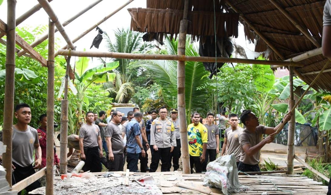 Dinilai Tak Layak Huni, Polres Aceh Timur Bedah Rumah Lansia