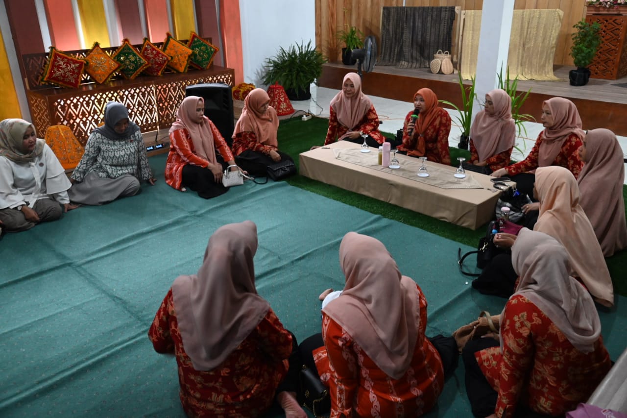 DWP DPMPTSP Aceh Berkunjung Ke Rumoh Malaka Batik
