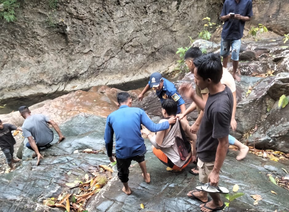 Dua Pengunjung Wisata Air Terjun Tertimpa Pohon Tumbang