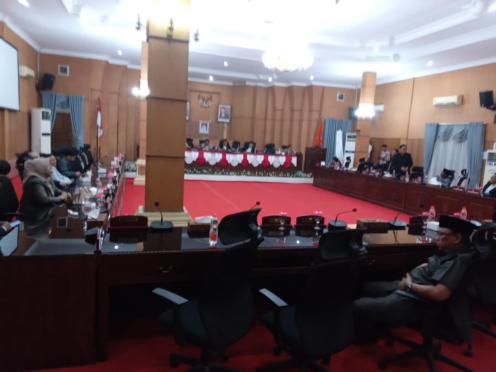 Sudah Diberhentikan, Ikut Rapat Di DPRD Batubara Jadi Sorotan