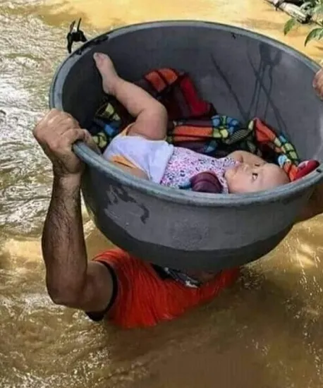 Banjir Aceh Tamiang Tak Surutkan Semangat Seorang Ayah