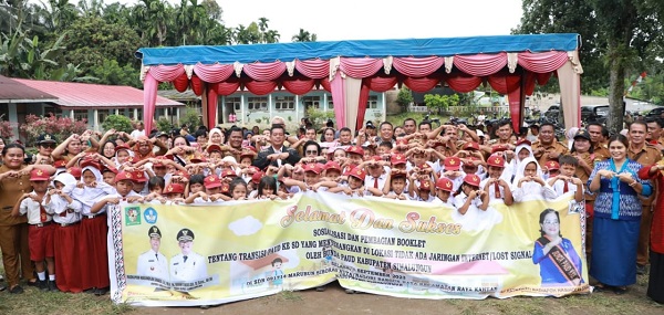 Bupati Dan Bunda PAUD Simalungun Bagikan Booklet Transisi PAUD Ke SD