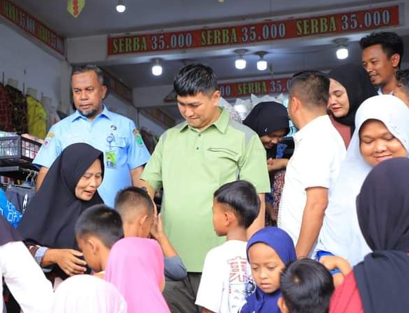 Gaya Bupati Labura Bahagiakan Anak Yatim