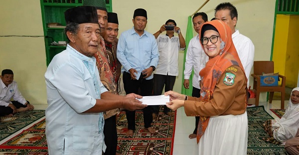 Wali Kota Bersama Dirut Perumda Tirtauli P.Siantar Bantu Musholla Amaliyah
