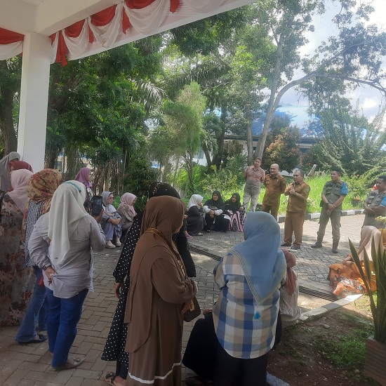 Pedagang Pasar Baru Serbu Kantor Bupati Madina