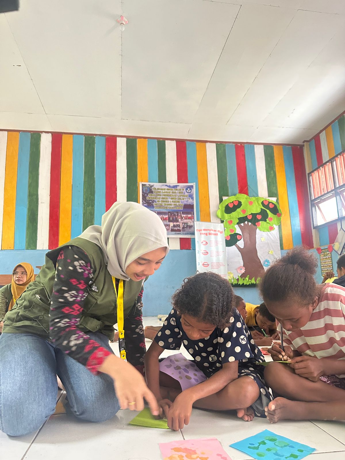 Brigpol Puput, Polwan Polres Padangsidimpuan, saat pengabdian “Ekspedisi Sapa Papua” di Friwen, Raja Ampat, Papua Barat. (Waspada/Ist)