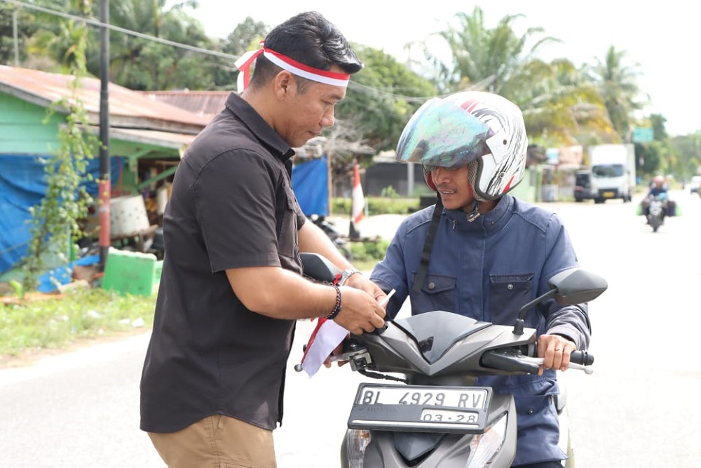 Meriahkan HUT Ke-79 RI, Polres Aceh Singkil Pasang Merah Putih Kendaraan Yang Melintas