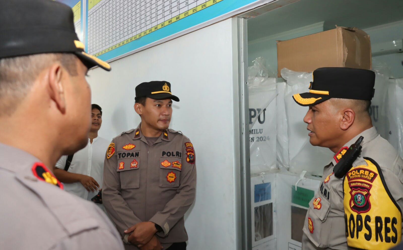 Polres P.Siantar Kawal Kotak Suara Hingga Dini Hari