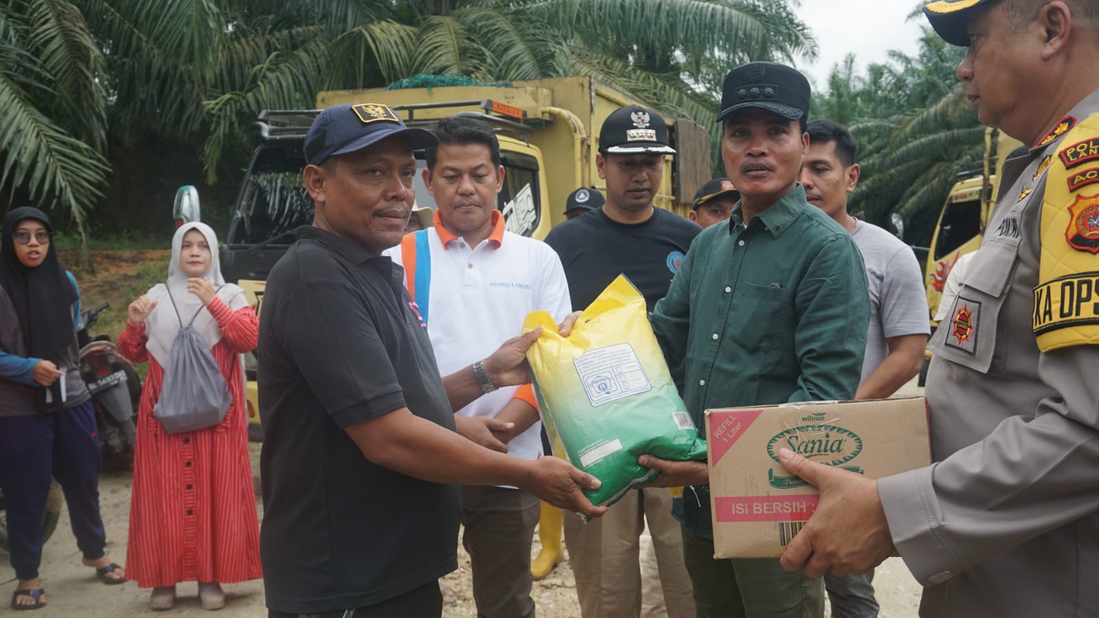 Warga Terdampak Banjir Dapatkan Bantuan Sembako