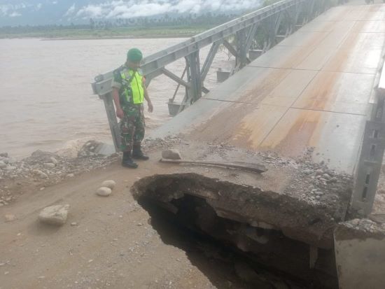 Oprit Jembatan Rangka Baja Pantei Dona Agara Kembali Amblas