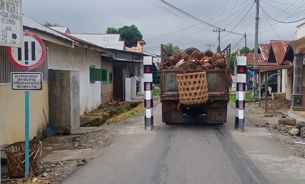 Pemasangan Portal Jaga Kondisi Ruas Jalan