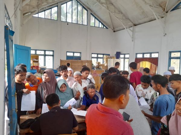 Warga Panyabungan Timur "Serbu"Adminduk Keliling Saat Hari Libur