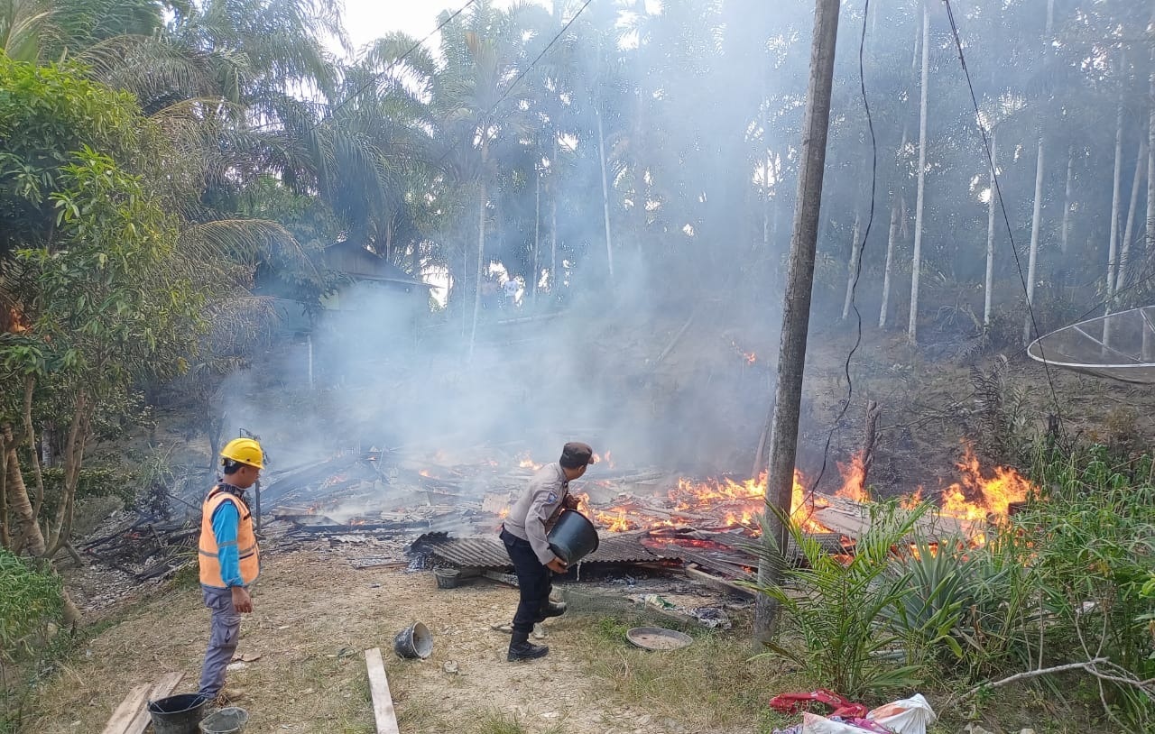 Gegara Selang Tabung Gas Bocor, Rumah Petani Ludes Terbakar