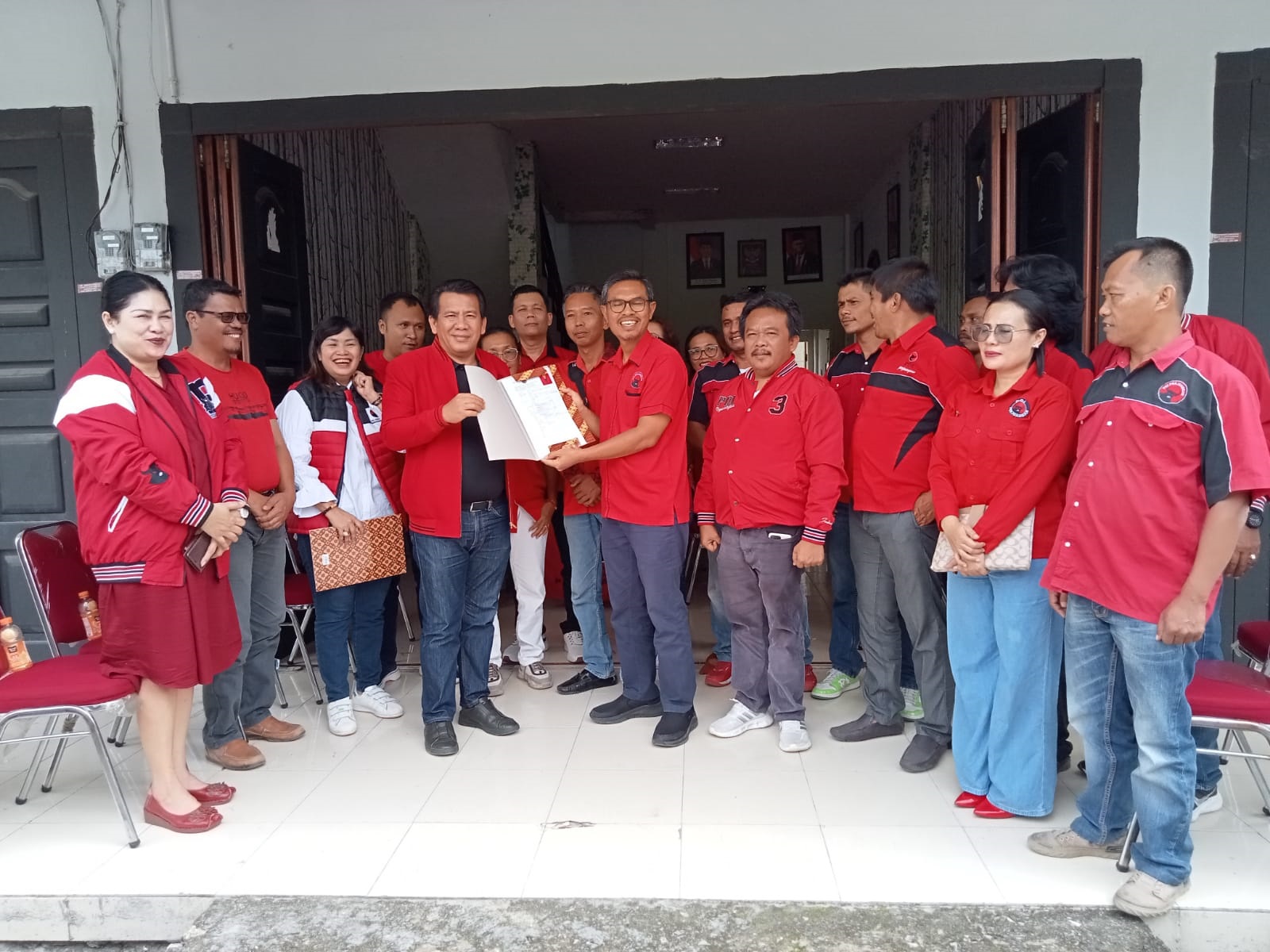 Mangatas Silaen Dan Sarma Hutaju Resmi Mendaftar Calon Bupati Dan Wakil Bupati Toba Ke DPC PDIP