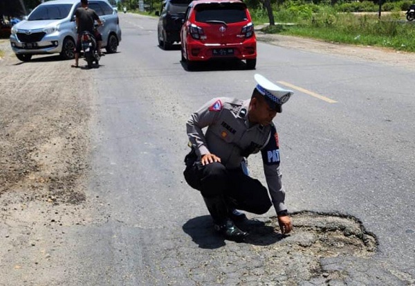 Jalan Negara Di Aceh Timur Bertabur Lubang