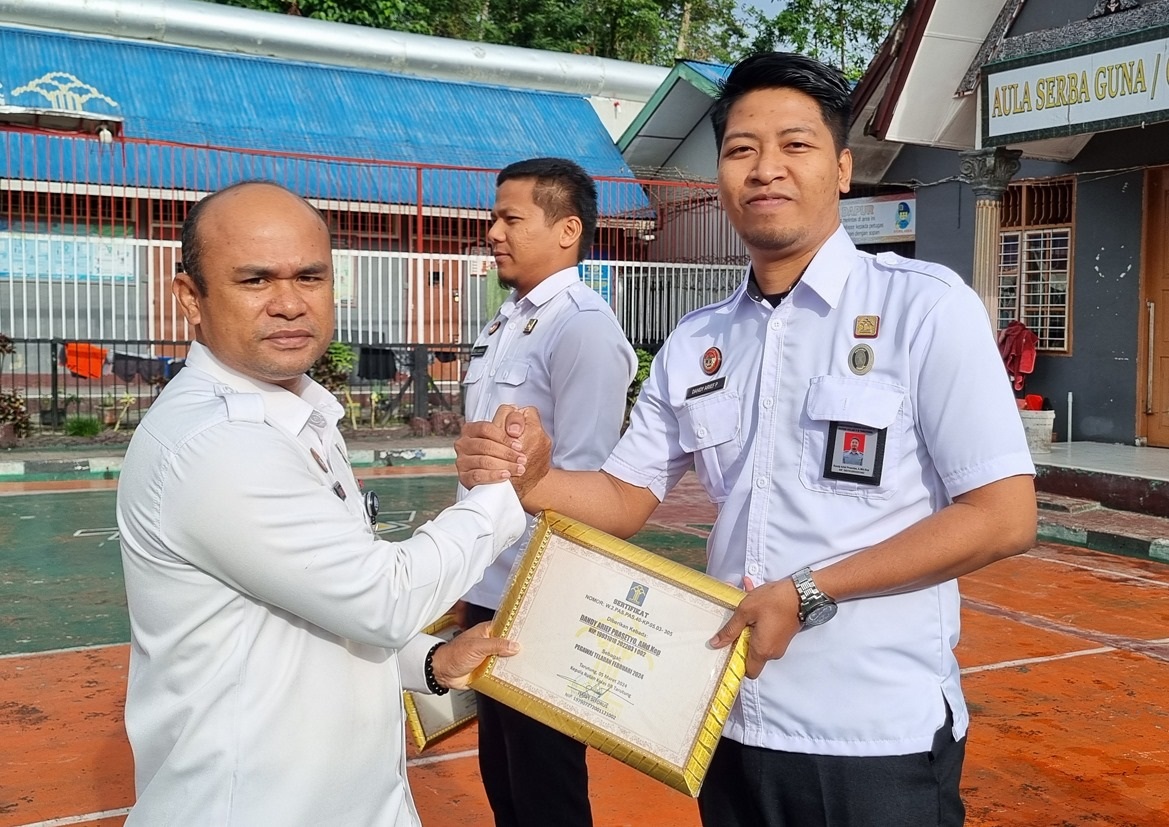 Rutan Tarutung Berikan Penghargaan Kepada Dua Pegawai Teladan