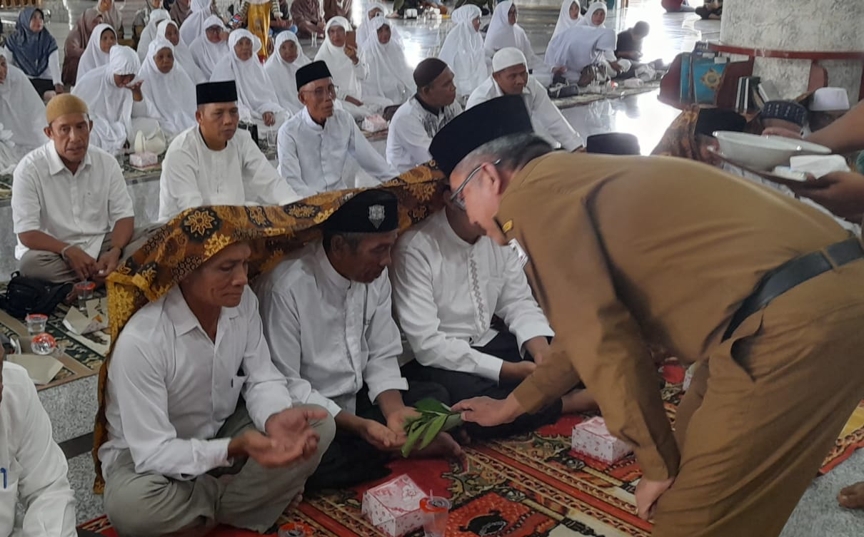 Pj Bupati Peusejuk Dan Lepas Keberangkatan Jamaah Haji Aceh Singkil