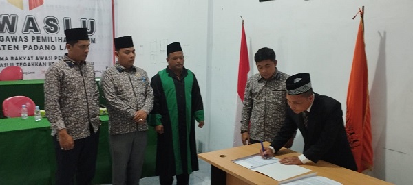 Rahman Daulay Dilantik PAW Bawaslu Padanglawas