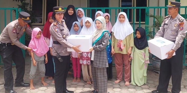 Polres P.Siantar Serahkan Bingkisan Idulfitri Kapoldasu Ke Panti Asuhan