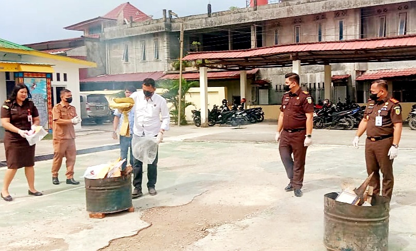 Kejari Nisel Musnahkan Barang Bukti Narkoba