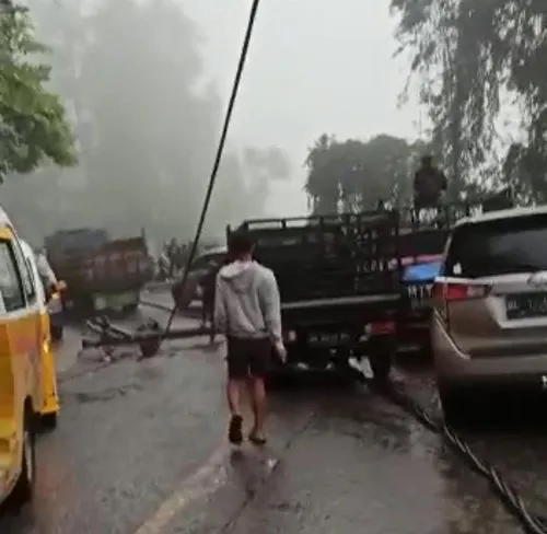 Tiang Listrik Tumbang, Akses Medan-Berastagi Lumpuh