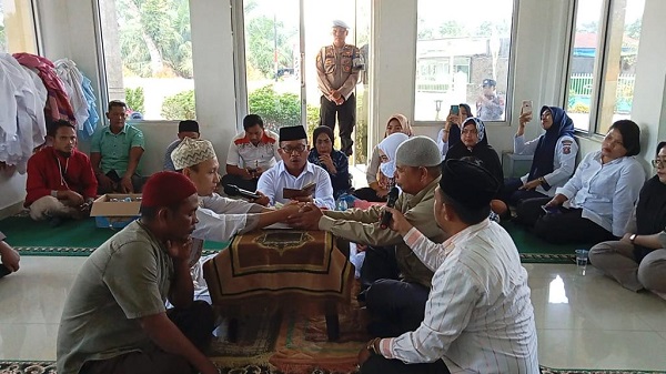Seorang Tahanan Nikah Di Musala Polsek Indrapura