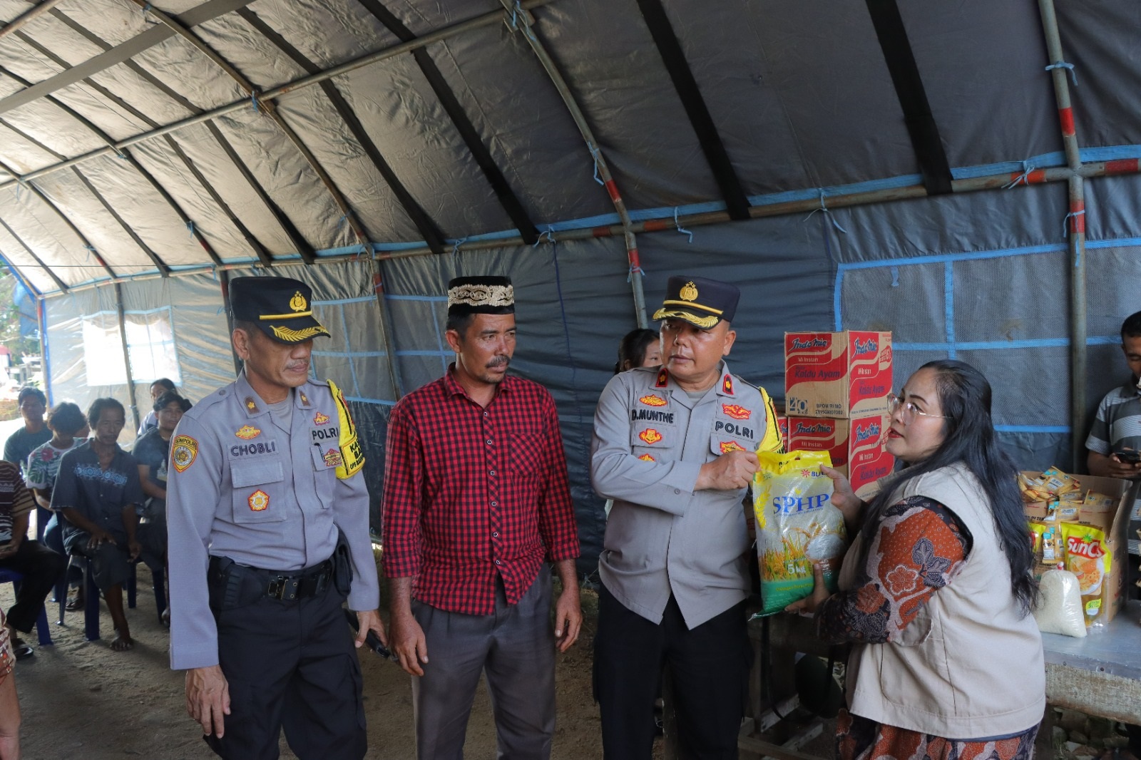 Polres Sibolga Berikan Bantuan Korban Kebakaran 17 Rumah