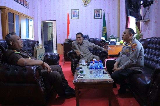 Kapolres Humbahas Silaturahmi Ke PN Tarutung