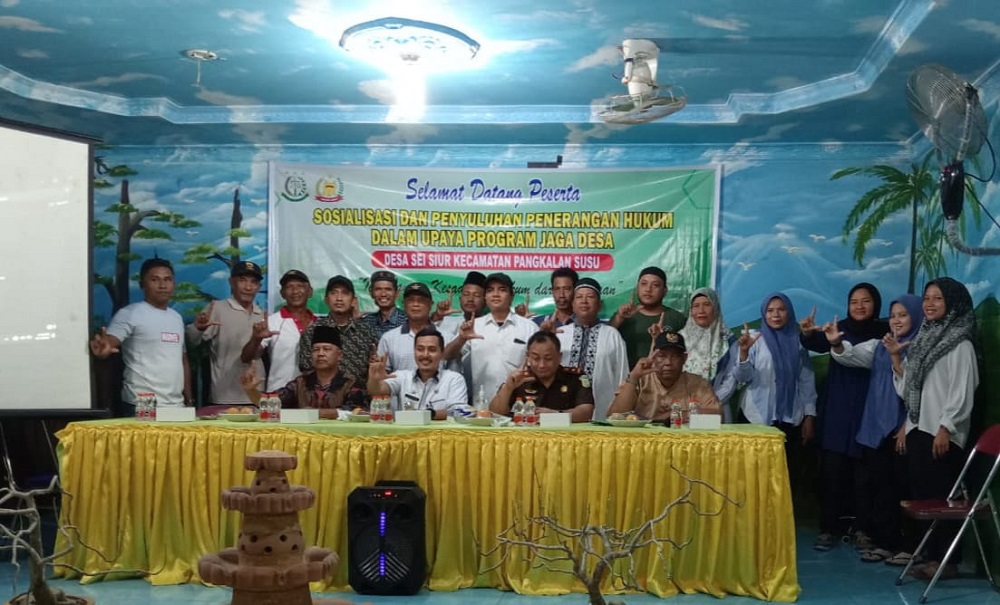 Kacabjari P. Brandan Beri Penyuluhan Hukum Aparatur Desa Sei Siur