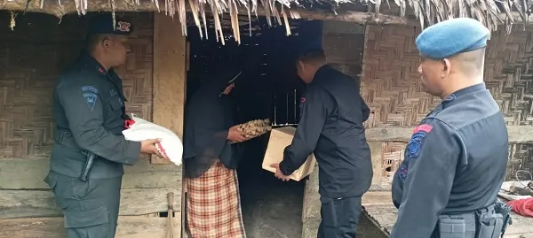 Brimob Salurkan Bantuan Kuam Dhuafa