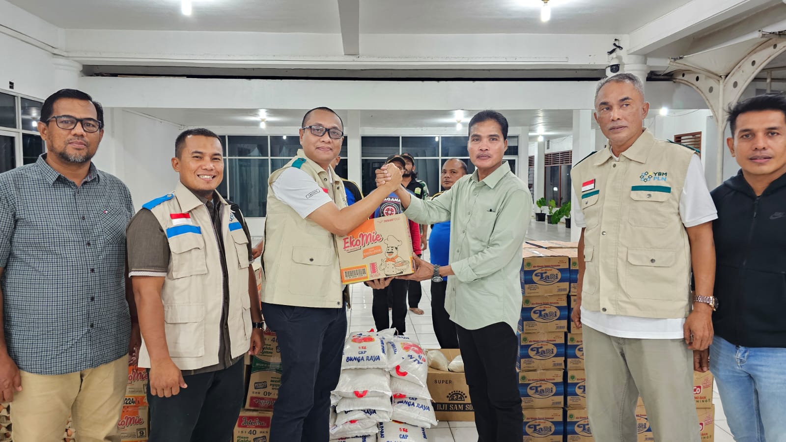 YBM PT PLN UP3 Langsa Salurkan Bantuan Sembako Korban Banjir