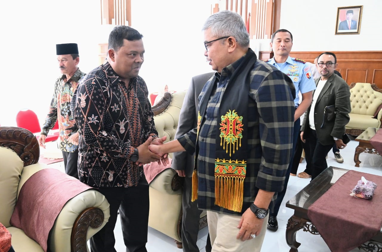 Sekda Aceh Besar Sambut Kedatangan Pj Gubernur Di Bandara SIM