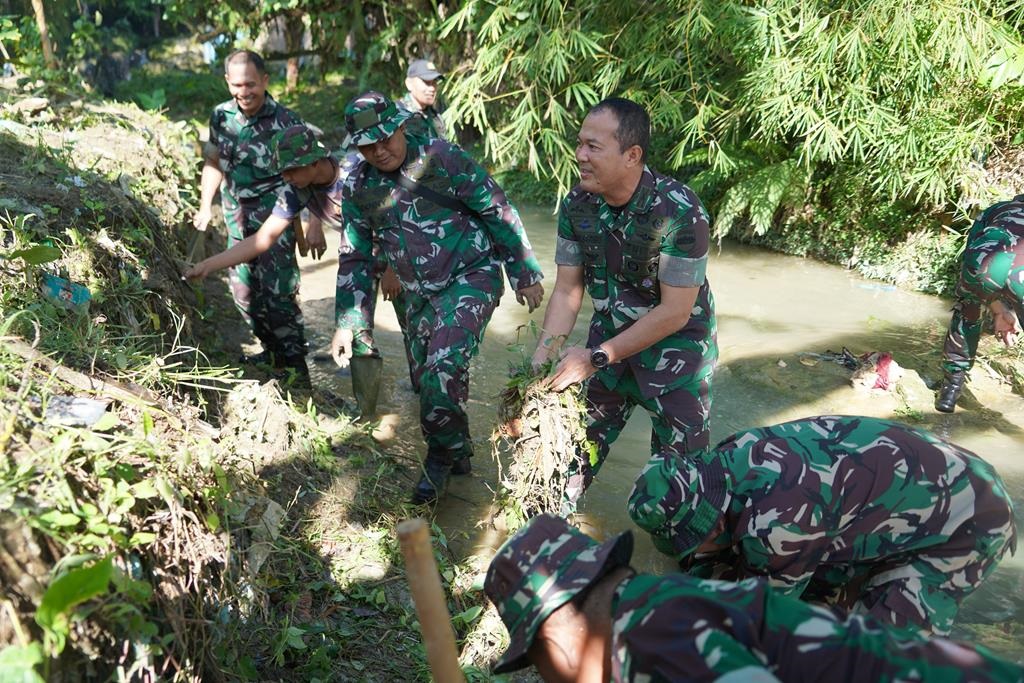Danrem 022/PT Pimpin Pembersihan TMP Nagur Dan Aliran Sungai Di Siantar