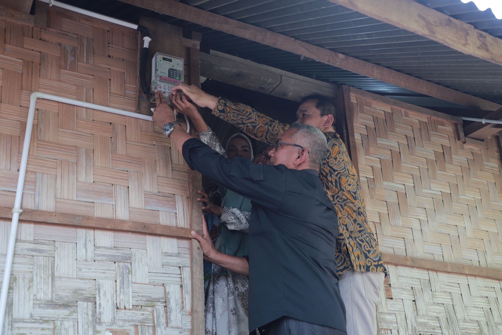 Warga Alue Gintong Terima Sambungan Listrik Gratis