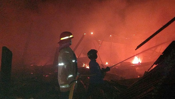 Damkar Pemko P.Siantar Bantu Padamkan Kebakaran Pabrik Mebel Di Simalungun