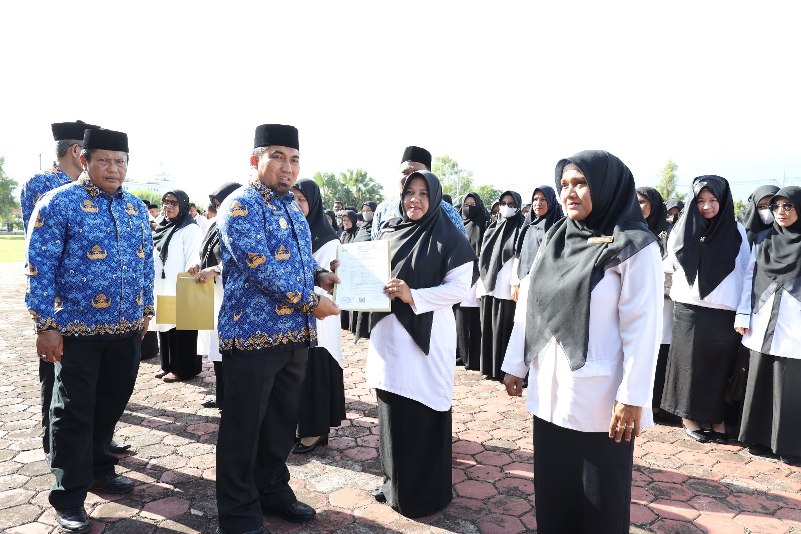 Pj Bupati Serahkan Perpanjangan SK Guru Kontrak Dan Guru PPPK