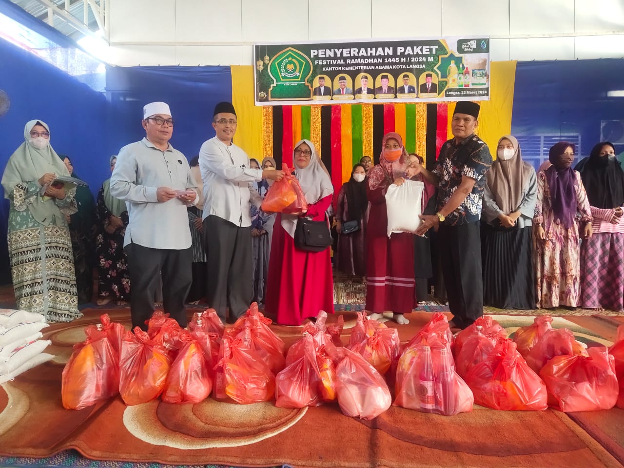 Kankemenag Kota Langsa Bagikan 300 Paket Sembako Program Festival Ramadan