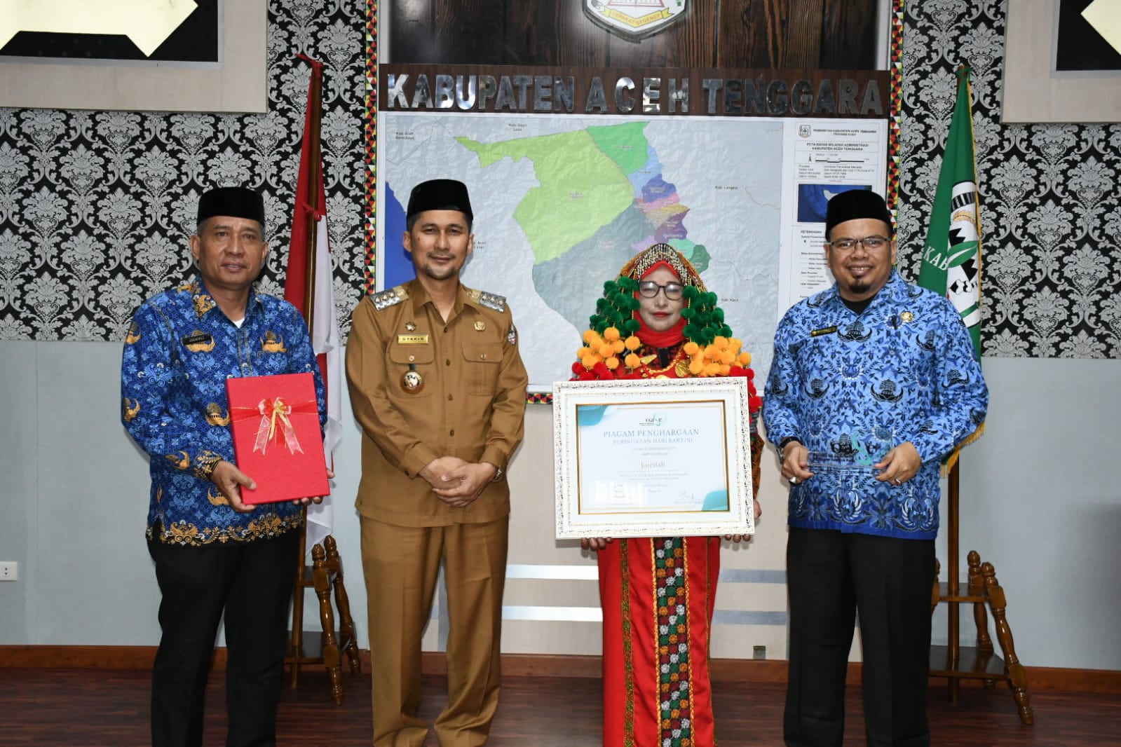 Juredah, Guru Pedalaman Di Agara Peroleh Penghargaan Dari Ibu Negara