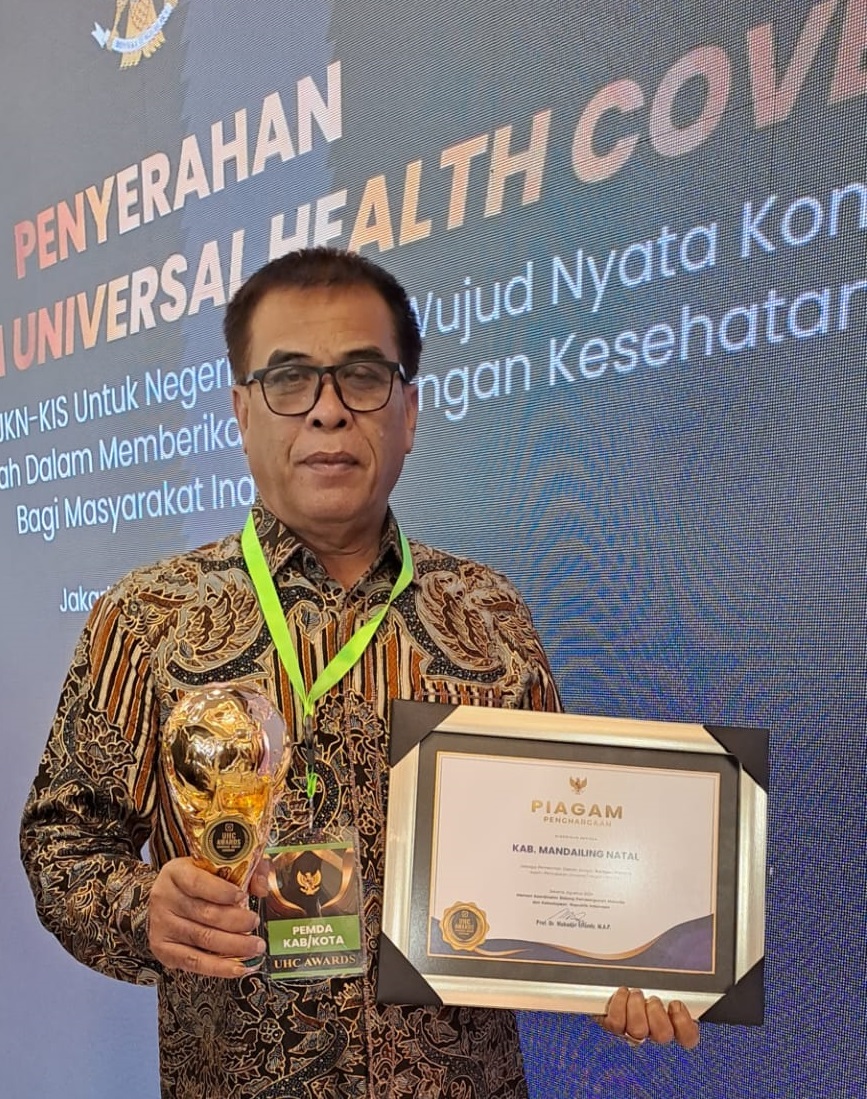 Bupati Madina Terima Penghargaan UHC Award 2024