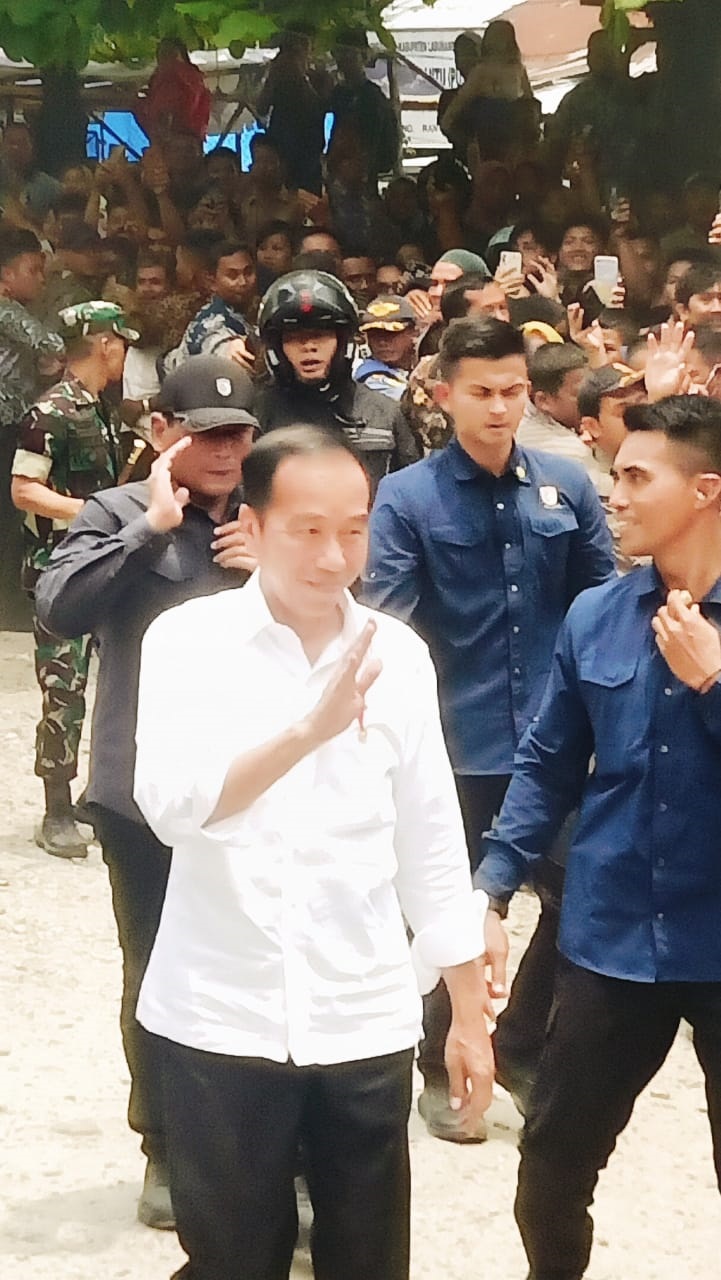 Jokowi Blusukan Di Pasar Gelugur Disambut Riuh Ratusan Warga