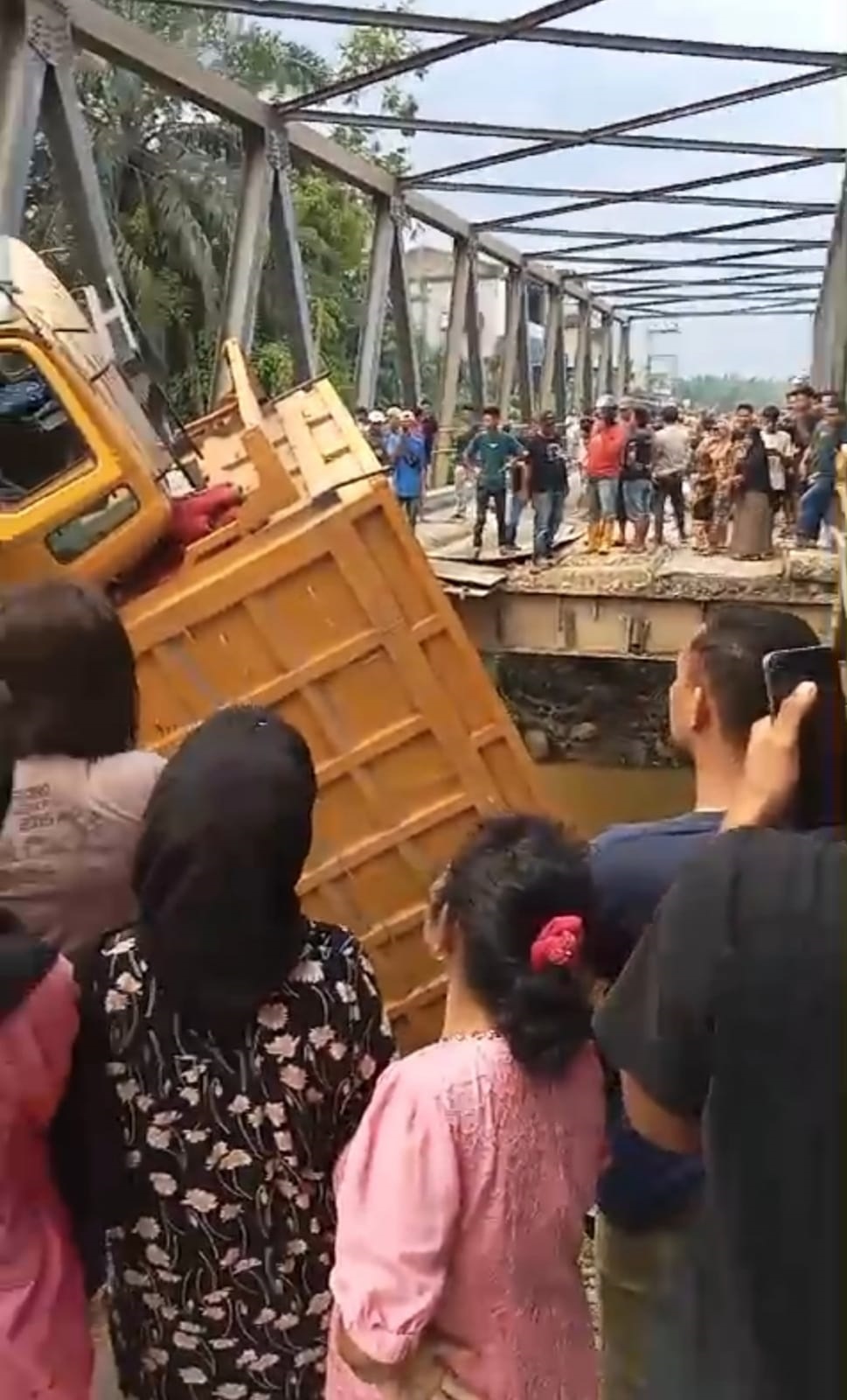 Jembatan Titi Besi Sei Batangserangan Ambruk, 1 Truk Terperosok